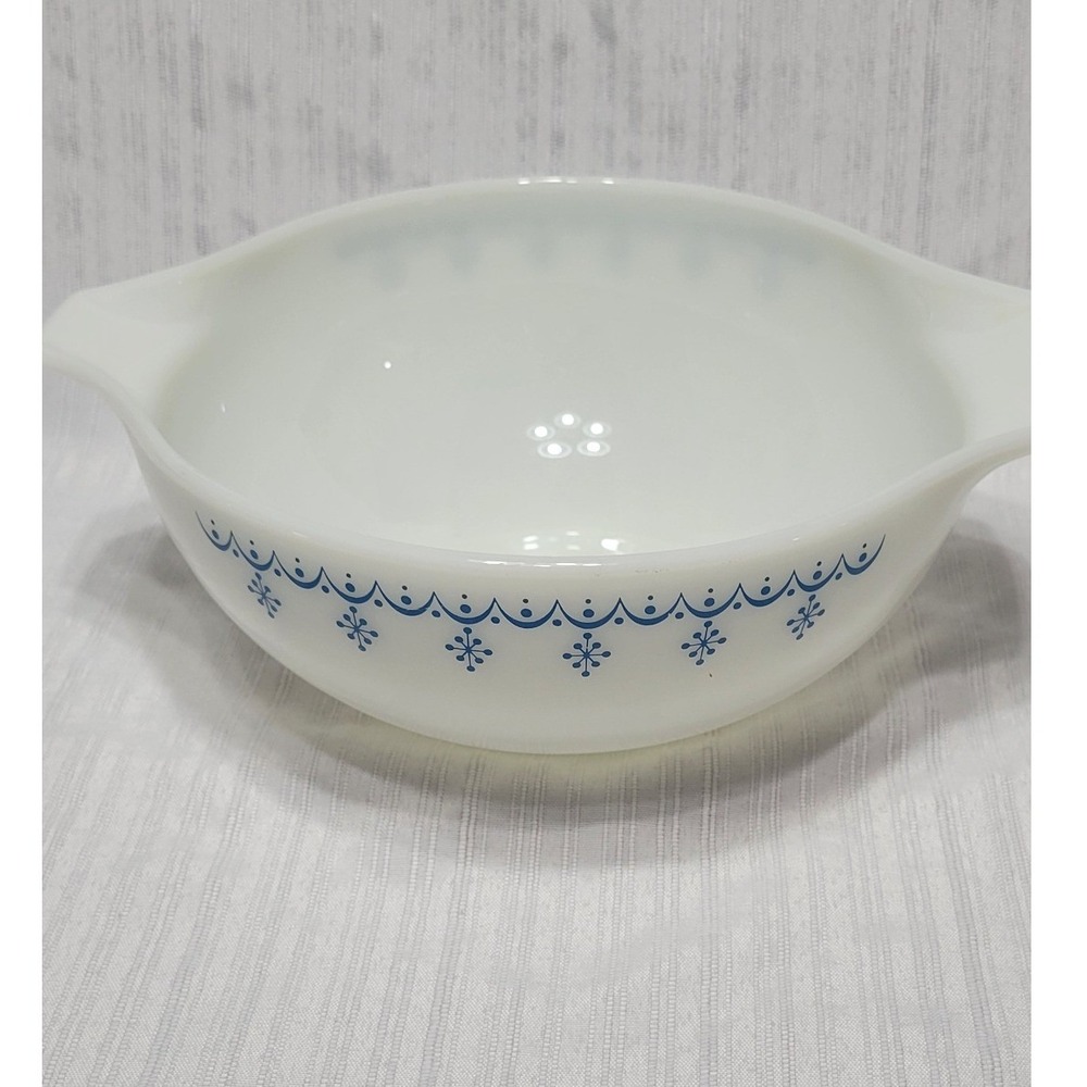 Vintage Pyrex Snowflake Blue Cinderella Mixing Bowl 443 White Milk Glass 2.5 Qt